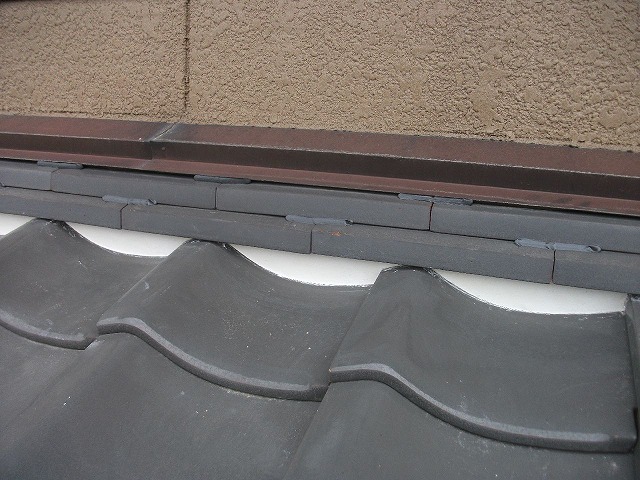 壁と屋根の取り合いの漆喰詰め直し完了